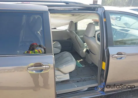 2011 Toyota Sienna Xle V6 z USA, uszkodzony, nr VIN 5TDYK3DC5BS028346